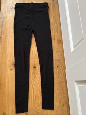 Woman’s Black Ribbed Leggings